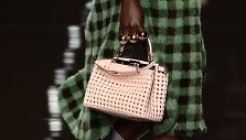 &bdquo;Fendi&ldquo; 2020 m. pavasario ir vasaros kolekcijos modelis