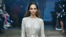 &bdquo;Julien Macdonald&ldquo; 2020 m. pavasario ir vasaros kolekcijos modelis