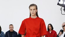&bdquo;Victoria Beckham&ldquo; 2019 m. pavasario ir vasaros kolekcijos modelis