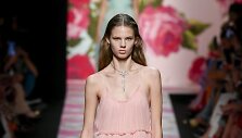 &bdquo;Blumarine&ldquo; 2020 m. pavasario ir vasaros kolekcijos modelis