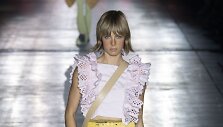 &bdquo;Alberta Ferretti&ldquo; 2019 m. pavasario ir vasaros kolekcijos modelis