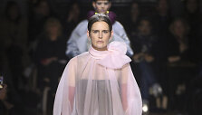 &bdquo;Valentino&ldquo; 2020 m. pavasario ir vasaros kolekcijos modelis
