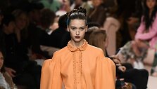 &bdquo;Fendi&ldquo; 2020&ndash;2021 m. rudens ir žiemos kolekcijos modelis