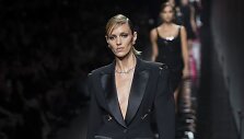 &bdquo;Versace&ldquo; 2020&ndash;2021 m. rudens ir žiemos kolekcijos modelis