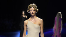 &bdquo;Blumarine&ldquo; 2023 m. pavasario ir vasaros kolekcijos modelis