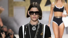 &bdquo;Chanel&ldquo; 2022 m. pavasario ir vasaros kolekcijos modelis
