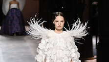 &bdquo;Givenchy&ldquo; 2020 m. pavasario ir vasaros kolekcijos modelis