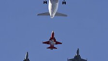 &Scaron;veicarijos oro pajėgų akrobatų komandos &bdquo;Patrouille Suisse&ldquo; lydimas lėktuvas &bdquo;Airbus A320&ldquo; 
