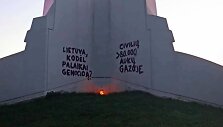 Ant Trijų Kryžių paminklo &ndash; užra&scaron;ai dėl genocido Gazoje