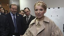 Julija Tymo&scaron;enko demonstruoja kandidatės į prezidento postą pažymėjimą.
