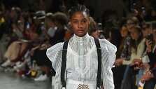&bdquo;John Galliano&ldquo; 2019 m. pavasario ir vasaros kolekcijos modelis