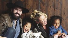 Katherine Heigl ir Joshas Kelley su dukromis Naleigh ir Adelaide
