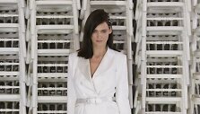 &bdquo;Alexis Mabille&ldquo; 2016 m. pavasario-vasaros kolekcijos modelis
