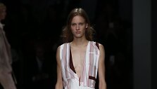 &bdquo;Hugo Boss&ldquo; 2019 m. pavasario ir vasaros kolekcijos modelis