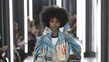 &bdquo;Louis Vuitton&ldquo; 2019 m. pavasario ir vasaros kolekcijos modelis