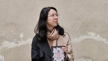 Indrė Motiejūnaitė su knyga