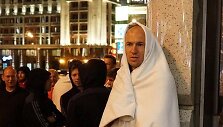 Dėl galimo bombos sprogimo Arjenas Robbenas į lauką i&scaron;ėjo užsimauk&scaron;ilnęs paklodę