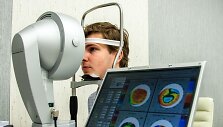 Pastebėta, kad astigmatikai ir kitų regėjimo ydų turintieji dažniau serga migrena, skundžiasi bendru silpnumu, galvos skausmais, o regos korekcija padeda sumažinti &scaron;ias problemas.