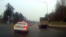 Policijos automobilis kerta i&scaron;tisinę liniją
