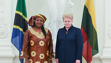Lietuvos prezidentė Dalia Grybauskaitė ir Jungtinės Tanzanijos Respublikos ambasadorė Dora Mmari Msechu