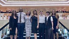 I&scaron; kairės trenerė Milda Gadliauskaitė, debatininkai Kristijonas Ridzevičius, Gustė Domskytė, Martyna Vaitkutė, Notas Savickis, Ugnė Stasiūnaitė, teisėja Urtė Radavičiūtė