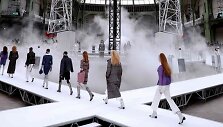 Kosmoso įkvėpta &bdquo;Chanel&ldquo; 2017&ndash;2018 m. rudens-žiemos kolekcija