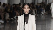 &bdquo;Giambattista Valli&ldquo; 2019 m. pavasario ir vasaros kolekcijos modelis