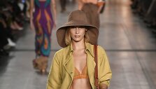 &bdquo;Alberta Ferretti&ldquo; 2020 m. pavasario ir vasaros kolekcijos modelis