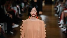 &bdquo;Stella McCartney&ldquo; 2020 m. pavasario ir vasaros kolekcijos modelis