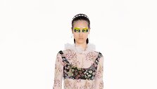 &bdquo;Giambattista Valli&ldquo; 2021&ndash;2022 m. rudens ir žiemos kolekcijos modelis