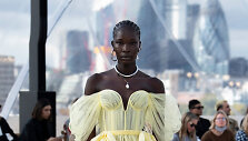 &bdquo;Alexander McQueen&ldquo; 2022 m. pavasario ir vasaros kolekcijos modelis