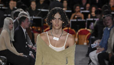 &bdquo;MM6 Maison Margiela&ldquo; 2023 m. pavasario ir vasaros kolekcijos modelis