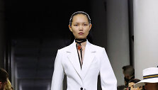 &bdquo;Mugler&ldquo; 2019&ndash;2020 m. rudens ir žiemos kolekcijos modelis