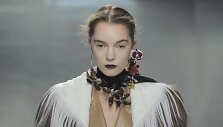 &bdquo;Rodarte&ldquo; 2016 m. rudens-žiemos kolekcijos modelis