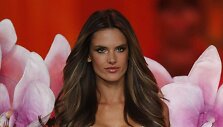 Alessandra Ambrosio su 2,5 mln. JAV dolerių kainuojančia &bdquo;Floral Fantasy Bra&ldquo; liemenėle (2012 m.)