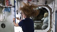 TKS dirbanti NASA astronautė Karen Nyberg pademonstravo, kad norint pajudėti kosmose užtenka vos vieno plauko.