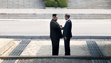 &Scaron;iaurės ir Pietų Korėjos lyderiai: Kim Jong Unas ir Moon Jae-inas 