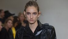 &bdquo;Olivier Theyskens&ldquo; 2019 m. pavasario ir vasaros kolekcijos modelis