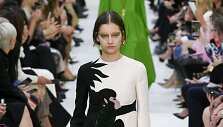 &bdquo;Valentino&ldquo; 2020 m. pavasario ir vasaros kolekcijos modelis