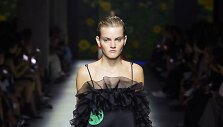 &bdquo;Christopher Kane&ldquo; 2020 m. pavasario ir vasaros kolekcijos modelis