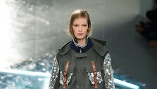 &bdquo;Rodarte&ldquo; 2015 m. pavasario-vasaros kolekcijos modelis 