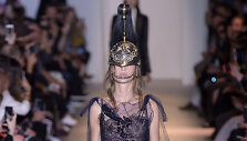 &bdquo;John Galliano&ldquo; 2016 m. pavasario-vasaros kolekcijos pristatymas