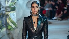&bdquo;Alexander McQueen&ldquo; 2019 m. pavasario ir vasaros kolekcijos modelis