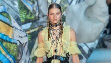 &bdquo;Alexander McQueen&ldquo; 2019 m. pavasario ir vasaros kolekcijos modelis