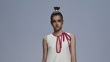&bdquo;Valentin Yudashkin&ldquo; 2019 m. pavasario ir vasaros kolekcijos modelis