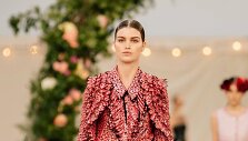 &bdquo;Chanel&ldquo; 2021 m. pavasario ir vasaros auk&scaron;tosios mados kolekcijos modelis