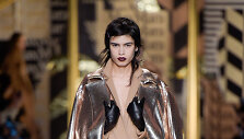 &bdquo;Max Mara&ldquo; 2016 m. rudens kolekcijos modelis