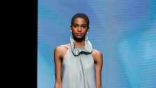 &bdquo;Giorgio Armani&ldquo; 2021 m. pavasario ir vasaros kolekcijos modelis