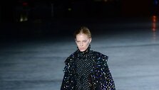 &bdquo;Saint Laurent&ldquo; 2018 m. pavasario ir vasaros kolekcijos modelis