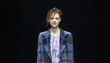 &bdquo;Giorgio Armani&ldquo; 2021&ndash;2022 m. rudens ir žiemos kolekcijos modelis